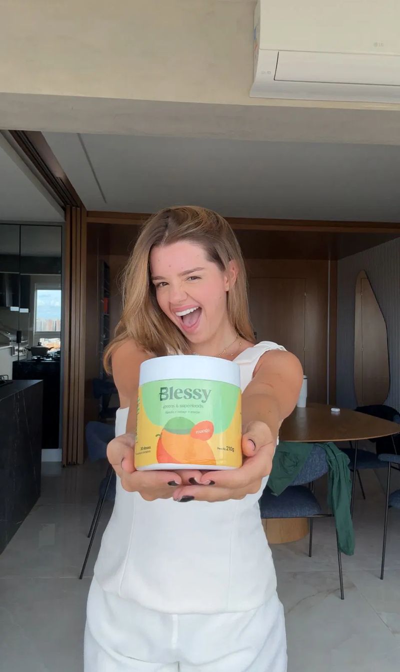 Sabrina Rissani tomando Blessy.